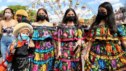Besucherinnen eines Volksfestes in Mexiko, das trotz Corona stattfindet.
