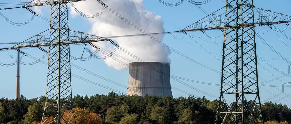 Stromleitungen vor dem Kernkraftwerk Emsland.