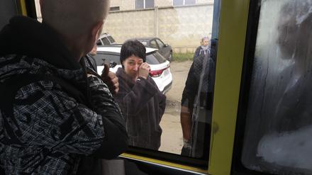 Ein russischer Rekrut blickt durch ein Busfenster auf seine Mutter, die er in einem militärischen Rekrutierungszentrum zurücklassen muss. 