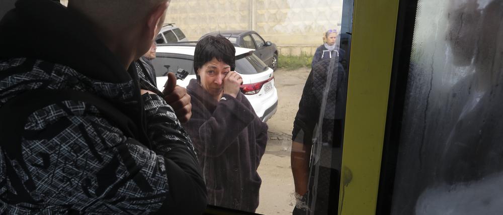 Ein russischer Rekrut blickt durch ein Busfenster auf seine Mutter, die er in einem militärischen Rekrutierungszentrum zurücklassen muss.