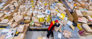 Da kann schon mal was verloren gehen. Blick in eine DHL-Zustellbasis. 