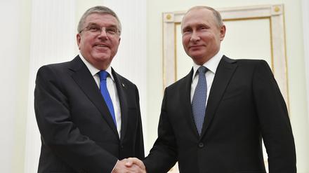 Thomas Bach (l.) und Wladimir Putin (r) pflegten eine enge Beziehung. 