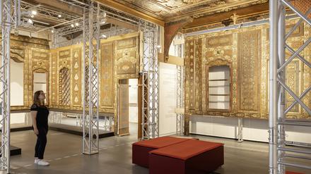 In der Ausstellung sind die Wandvertäfelungen des Damaskuszimmers an ein Stahlgestell gehängt.