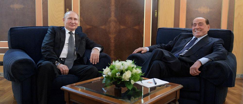 Der russische Präsident Wladimir Putin trifft sich mit Silvio Berlusconi auf einem Flughafen in Rom.
