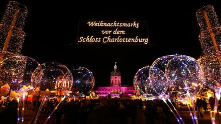 Der Weihnachtsmarkt vor dem Schloss Charlottenburg in Berlin.