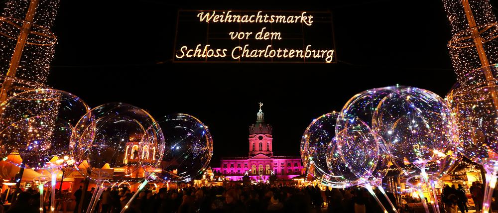 Der Weihnachtsmarkt vor dem Schloss Charlottenburg in Berlin.