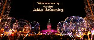Der Weihnachtsmarkt vor dem Schloss Charlottenburg in Berlin.