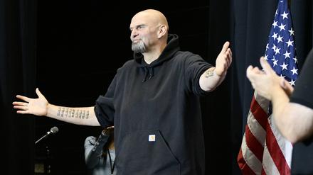 Der demokratische Senatskandidat John Fetterman bei einer Wahlkampfveranstaltung in Wallingford, Pennsylvania.