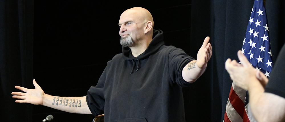 Der demokratische Senatskandidat John Fetterman bei einer Wahlkampfveranstaltung in Wallingford, Pennsylvania.