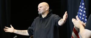 Der demokratische Senatskandidat John Fetterman bei einer Wahlkampfveranstaltung in Wallingford, Pennsylvania.