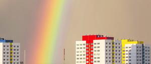 Wohnhochhäuser in Berlin mit Regenbogen.