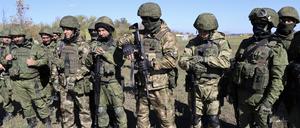 Russische Rekruten hören auf Anweisungen, während einer militärischen Ausbildung auf einem Schießplatz in der von Russland unterstützten und von Separatisten kontrollierten Volksrepublik Donezk.