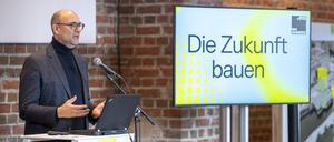 Prof. Dr. Guido Spars (Gründungsdirektor Bundesstiftung Bauakademie) spricht bei der Pressekonferenz der Bundesstiftung Bauakademie am 19.10.2022 in Berlin. Foto: Bundesstiftung Bauakademie / Florian Schuh