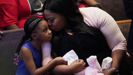 Roxie Washington sitzt neben Gianna Floyd, die Tochter von George Floyd, während der Trauerfeier für Floyd in der The Fountain of Praise Church. 