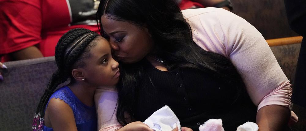 Roxie Washington sitzt neben Gianna Floyd, die Tochter von George Floyd, während der Trauerfeier für Floyd in der The Fountain of Praise Church. 