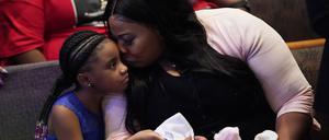 Roxie Washington sitzt neben Gianna Floyd, die Tochter von George Floyd, während der Trauerfeier für Floyd in der The Fountain of Praise Church. 