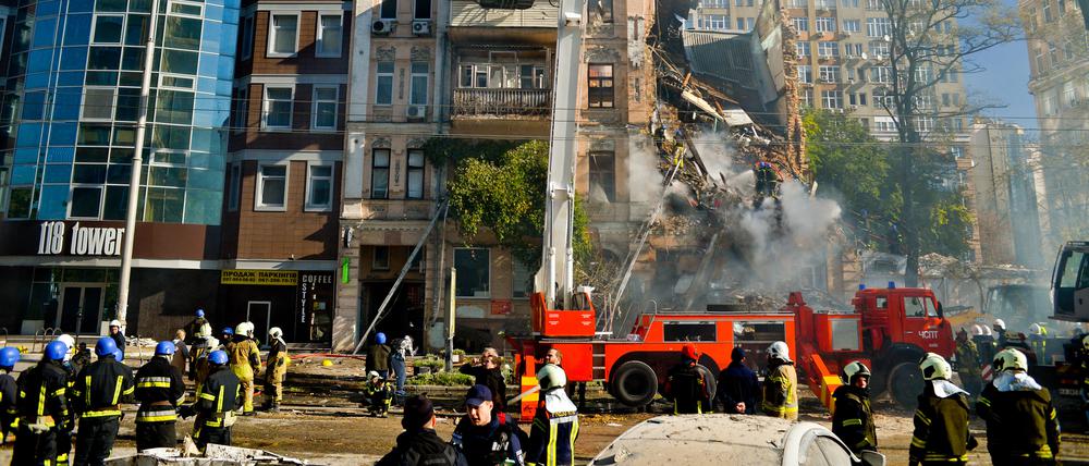  Rettungskräfte sind nach einem russischen Drohnenangriff im Stadtzentrum von Kiew im Einsatz
