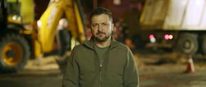 Diese vom Pressebüro des ukrainischen Präsidenten zur Verfügung gestellte Aufnahme zeigt Wolodymyr Selenskyj, Präsident der Ukraine, in der Innenstadt von Kiew am Ort eines Raketenangriffs während seiner täglichen Ansprache. (Archiv)