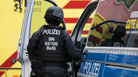 Passanten bemerkten den Mann mit Pistole und riefen die Polizei.
