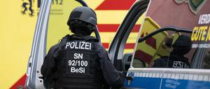 Passanten bemerkten den Mann mit Pistole und riefen die Polizei.