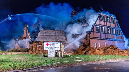Vom Reetdach griffen die Flammen in die Innenräume über.