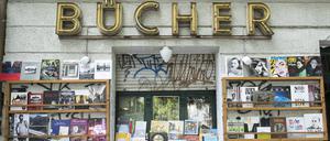 Bücher vor einem Antiquariat in der Prenzlauer Allee in Berlin-Prenzlauer Berg Buchantiquariat

Books before a Bookseller in the Prenzlauer Avenue in Berlin Prenzlauer mountain Antiquarian book  
