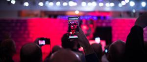Teilnehmer der Erotikmesse „Venus“ in Berlin präsentieren sich am 12.10.2017 auf dem Messegelände und werden von Besuchern gefilmt und fotografiert. 