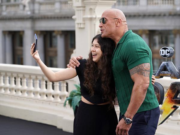 „Black Adam“-Star Dwayne Johnson mit einem Fan.