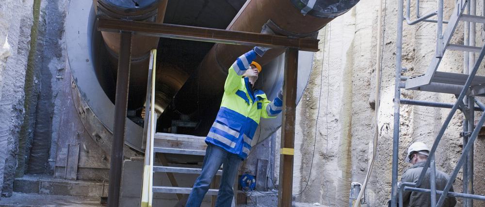 Rohre des Vattenfall-Fernwärmetunnels an einer Baustelle in Berlin-Mitte.