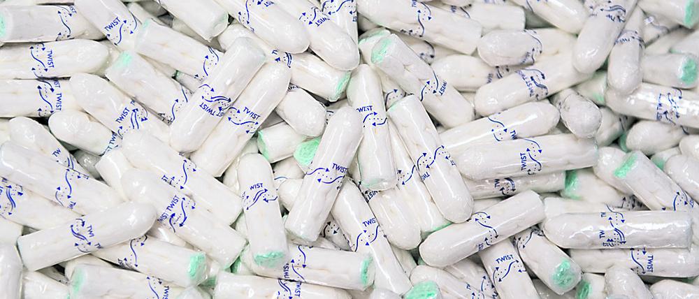 Tampons liegen in einer Produktionshalle in einem Auffangbehälter (Symbolfoto).
