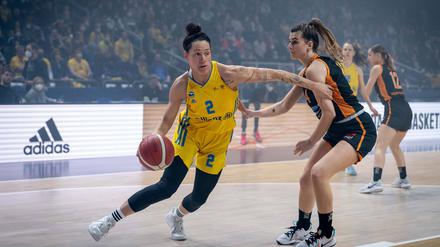 Stefanie Grigoleit (links, hier im Aufstiegsspiel im vergangenen April in der großen MB Arena) ist die erfahrenste Spielerin im jungen Alba-Team.