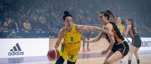 Stefanie Grigoleit (links, hier im Aufstiegsspiel im vergangenen April in der großen MB Arena) ist die erfahrenste Spielerin im jungen Alba-Team.