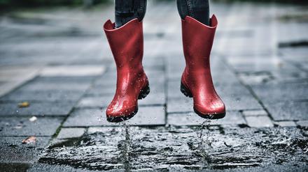  Feet of little girl wearing rubber boots jumping over small puddle model released Symbolfoto FLLF00518