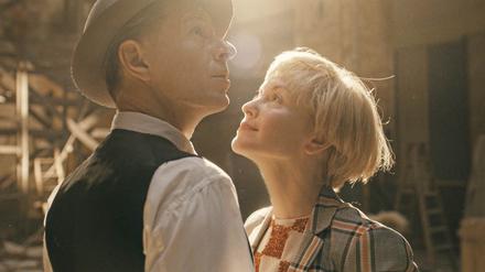Herr Direktor! Arthur (Alexander Scheer) und Ilsa (Valery Tscheplanowa).