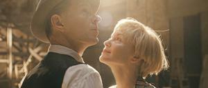Herr Direktor! Arthur (Alexander Scheer) und Ilsa (Valery Tscheplanowa).