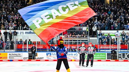 Friede, Freude, Iserlohn. Icey Maskottchen Icey hat seinen Spaß. 