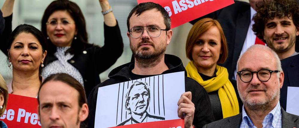 Gabriel Shipton (Mitte) bei einer Protestkundgebung für seinen Halbbruder Julian Assange am 19. Oktober vor dem Reichstagsgebäude.