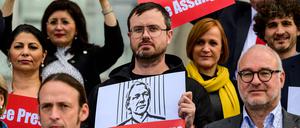 Gabriel Shipton (Mitte) bei einer Protestkundgebung für seinen Halbbruder Julian Assange am 19. Oktober vor dem Reichstagsgebäude.