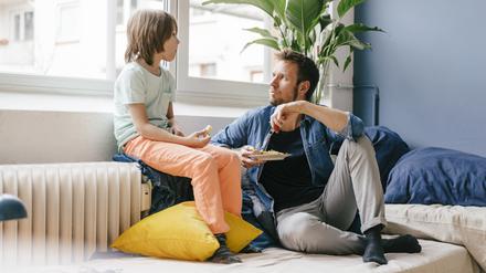 Väter sprechen laut einer Studie der Bundeszentrale für gesundheitliche Aufklärung (BZgA) eher selten mit ihren Söhnen über Sexualität.