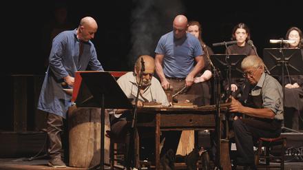 Die Handwerker aus Albano Laziale und der Frauenchor im Haus der Berliner Festspiele.