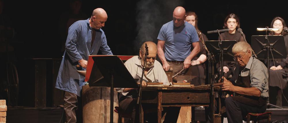 Die Handwerker aus Albano Laziale und der Frauenchor im Haus der Berliner Festspiele.
