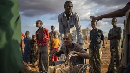 dpatopbilder - 19.09.2022, Somalia, Doolow: Vertriebene, die in einem Lager angekommen sind, warten auf die Zuteilung von Unterkünften. Nach Angaben der Vereinten Nationen wurden wegen der Dürre in diesem Jahr schon 750 000 Menschen aus ihren angestammten Regionen vertrieben. Gründe seien unter anderem der Klimawandel und der russische Angriff auf die Ukraine, der die Getreideausfuhr monatelang verhinderte und die Weltmarktpreise in die Höhe trieb. Foto: Jerome Delay/AP/dpa +++ dpa-Bildfunk +++