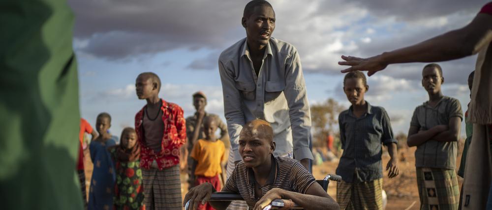 dpatopbilder - 19.09.2022, Somalia, Doolow: Vertriebene, die in einem Lager angekommen sind, warten auf die Zuteilung von Unterkünften. Nach Angaben der Vereinten Nationen wurden wegen der Dürre in diesem Jahr schon 750 000 Menschen aus ihren angestammten Regionen vertrieben. Gründe seien unter anderem der Klimawandel und der russische Angriff auf die Ukraine, der die Getreideausfuhr monatelang verhinderte und die Weltmarktpreise in die Höhe trieb. Foto: Jerome Delay/AP/dpa +++ dpa-Bildfunk +++