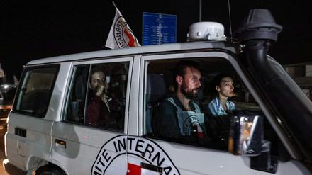 Ein Fahrzeug des Internationalen Roten Kreuzes, das eine von der Hamas freigelassene Geisel transportiert, fährt am 26. November 2023 in Richtung des Grenzübergangs Rafah zu Ägypten, um sie nach Israel zu bringen.