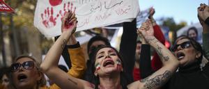 Iranische Frauen während einer Demonstration in der Türkei.