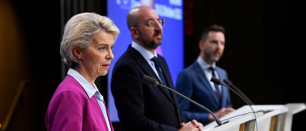 President of the European Commission Ursula von der Leyen (L) and President of the European Council Charles Michel (C) give a joint press conference on the first day of an EU leaders Summit at The European Council Building in Brussels on October 21, 2022. (Photo by JOHN THYS / AFP)