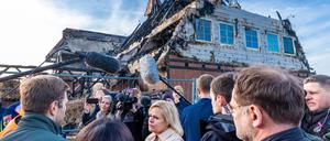 Nancy Faeser (SPD), Bundesinnenministerin, spricht vor dem abgebrannten Hotel mit Andrej Bondartschuk, einem Betreuer der Einrichtung und Augenzeuge des Feuers.