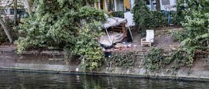 Schlafplatz für Obdachlose am Landwehrkanal, Maybachufer, Berlin Neukölln illegaler Schlafplatz für Obdachlose am Landwehrkanal, Matratzenlager, Maybachufer, Berlin Neukölln *** Sleeping place for homeless people at the Landwehrkanal, Maybachufer, Berlin Neukölln illegal sleeping place for homeless people at the Landwehrkanal, mattress camp, Maybachufer, Berlin Neukölln 