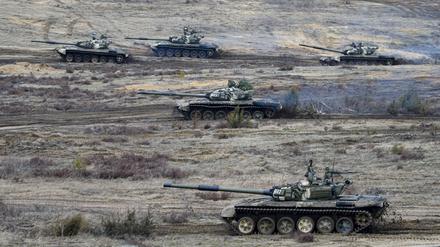 Panzer fahren während der Militärübungen «Union Courage-2022» zwischen Russland und Belarus auf einem Feld des Truppenübungsplatzes Obuz-Lesnovski. (Archiv)