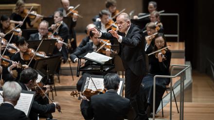 Francois-Xavier Roth am Pult der Philharmoniker.